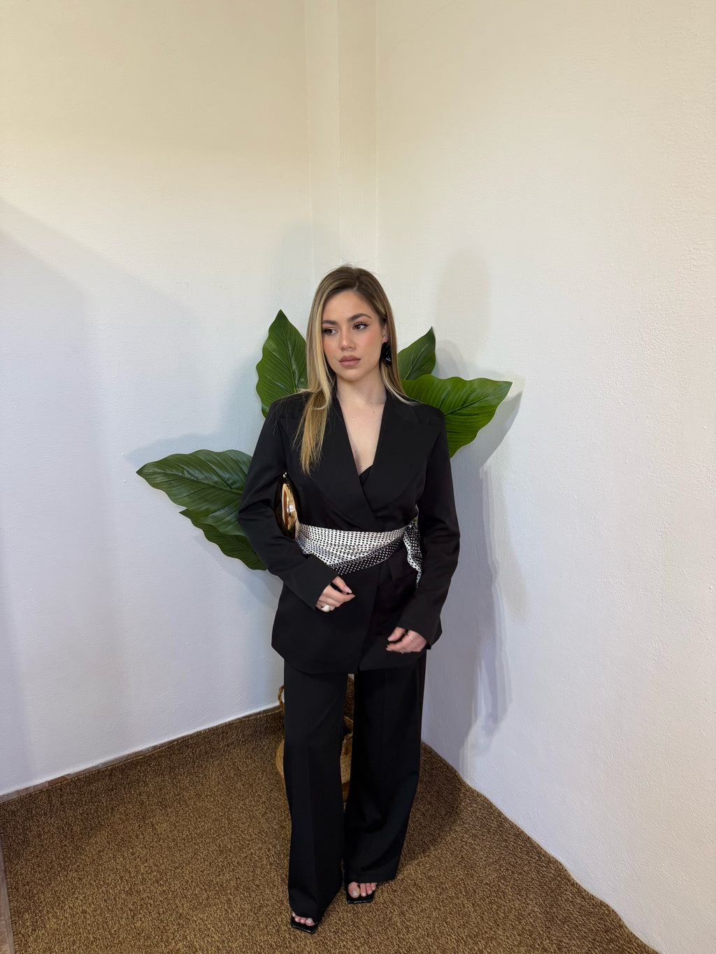 Tailleur clean con bandana pois