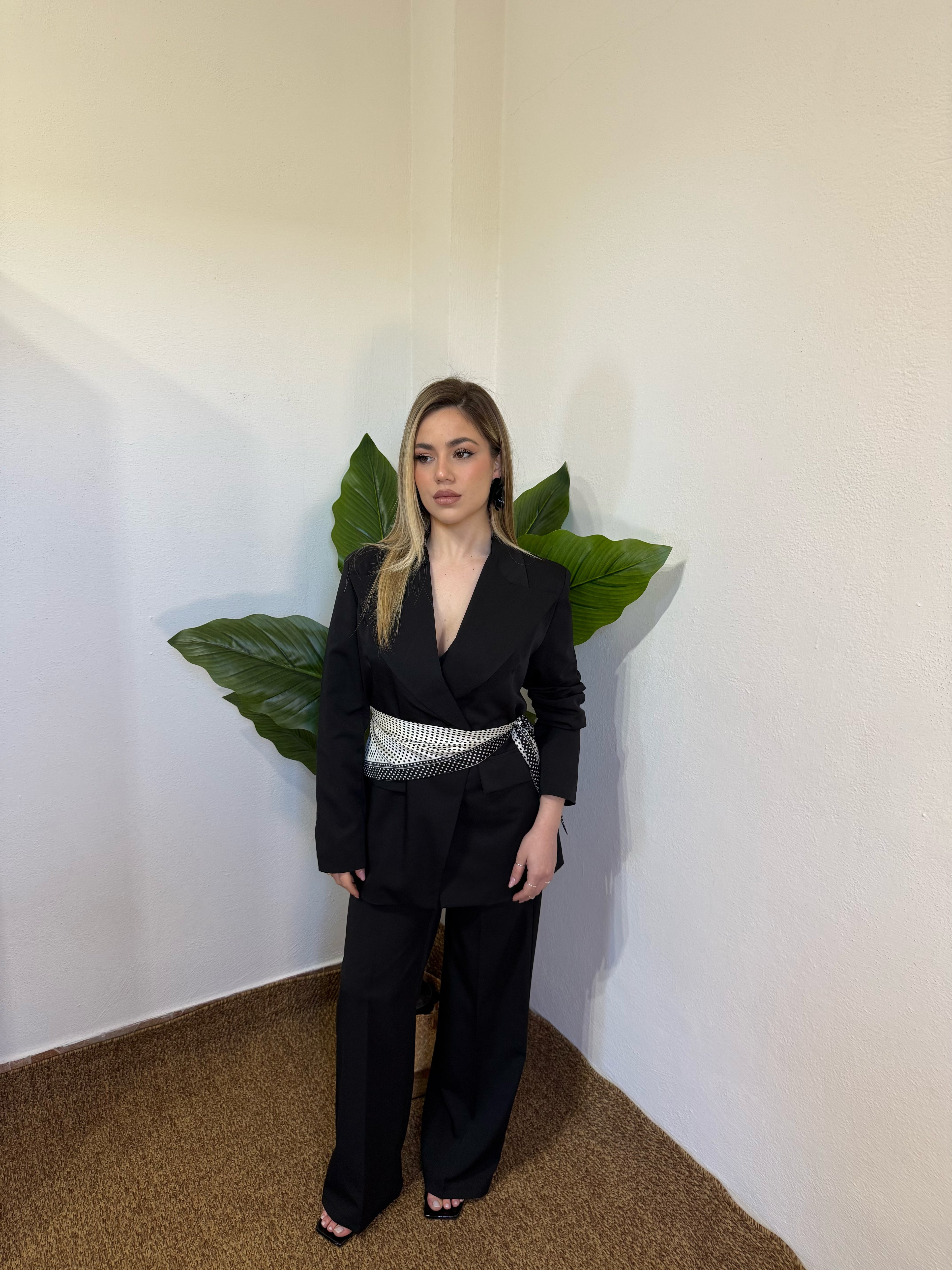 Tailleur clean con bandana pois